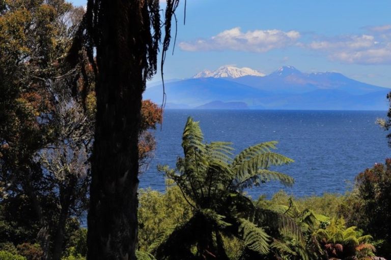 Photo of property in 4 Whakamoenga Point, Acacia Bay, Taupo, 3385