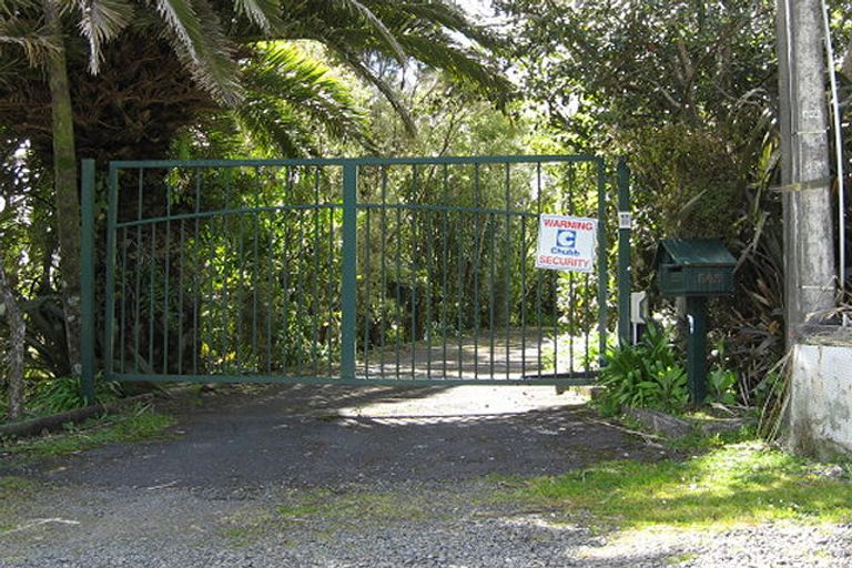 Photo of property in 547 Scenic Drive, Waiatarua, Auckland, 0612