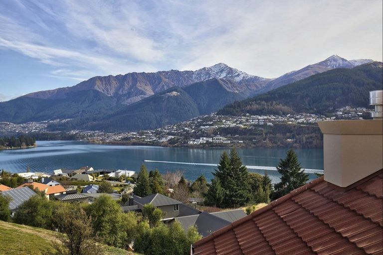Photo of property in 17 Milward Place, Kelvin Heights, Queenstown, 9300