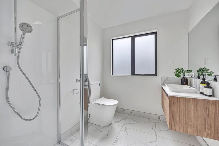 Photo of property in 9/47 Beach Road, Te Atatu Peninsula, 0610