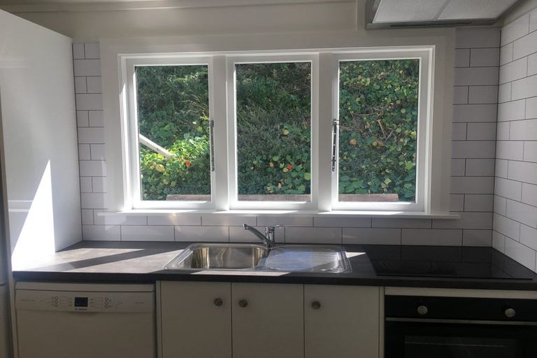 Photo of property in 232 Sutherland Road, Lyall Bay, Wellington, 6022