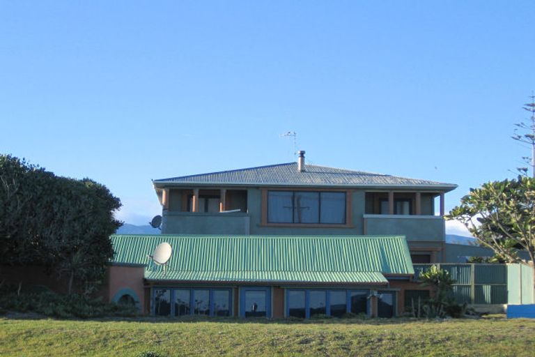 Photo of property in 98 Marine Parade, Otaki Beach, Otaki, 5512