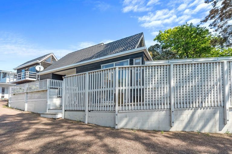 Photo of property in 1/82 Knights Road, Rothesay Bay, Auckland, 0630