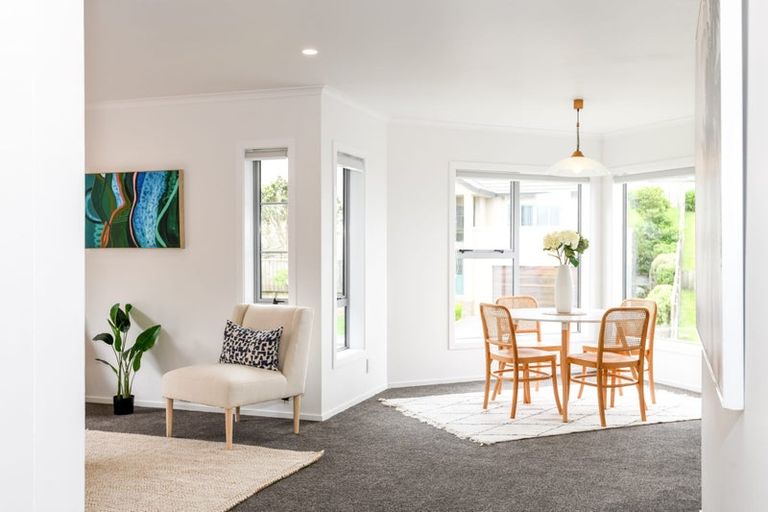 Photo of property in 75 Dress Circle, Newlands, Wellington, 6037