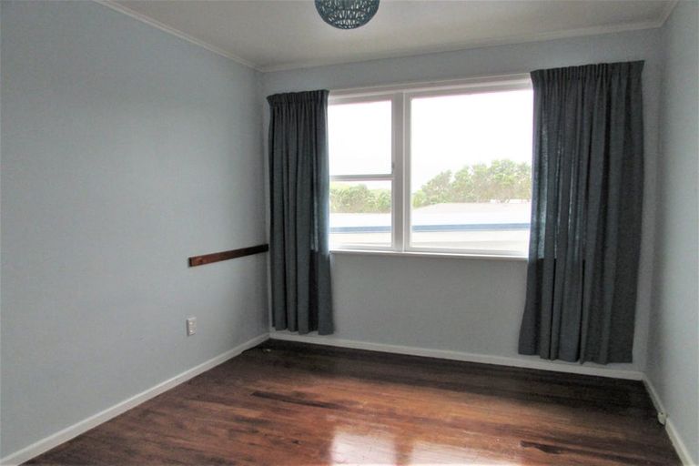 Photo of property in 30 Brooker Grove, Newlands, Wellington, 6037