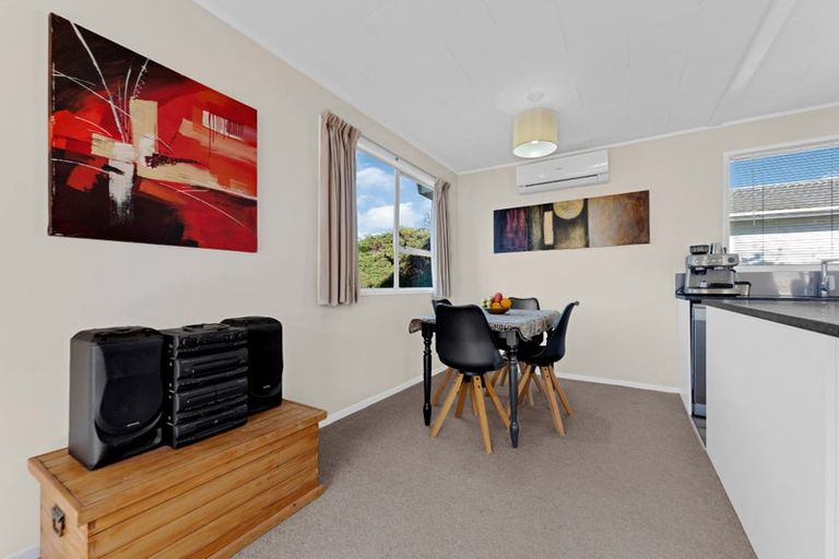 Photo of property in 47 Claverdon Drive, Massey, Auckland, 0614