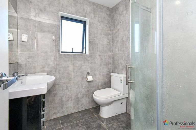 Photo of property in 5d Clendon Place, Manurewa, Auckland, 2102