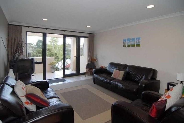Photo of property in 3/5 Monte Cassino Place, Birkdale, Auckland, 0626