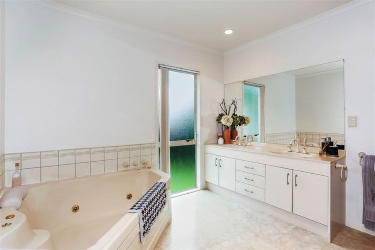 Photo of property in 6a Jayar Heights, Bombay, 2675