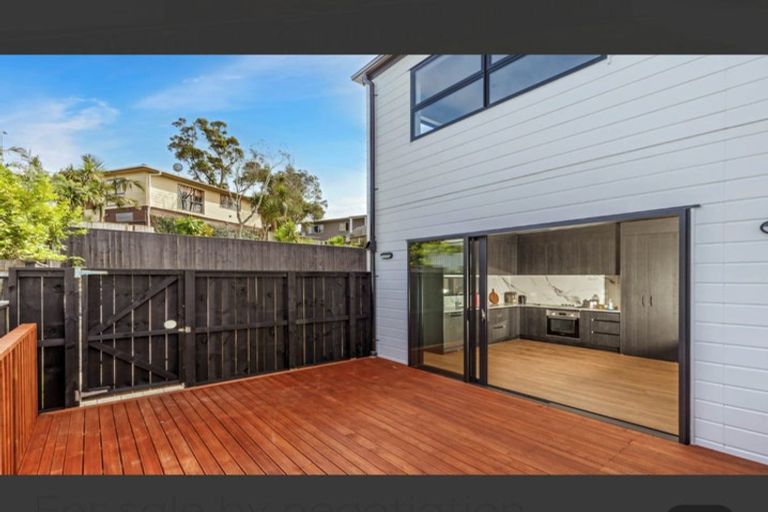 Photo of property in 12 Woodhouse Place, West Harbour, Auckland, 0618