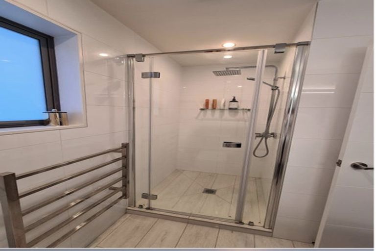 Photo of property in 37 Newington Road, Henderson, Auckland, 0612