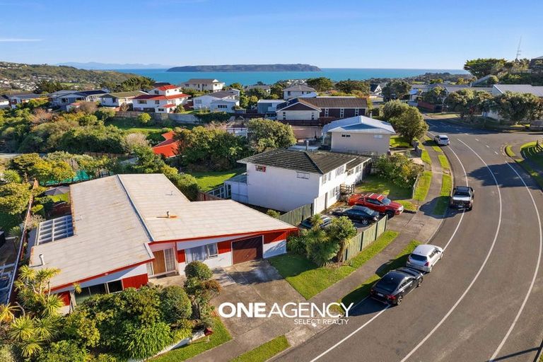 Photo of property in 85 Gloaming Hill, Titahi Bay, Porirua, 5022