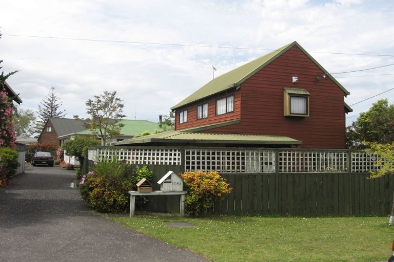 Photo of property in 2/108 Chivalry Road, Glenfield, Auckland, 0629