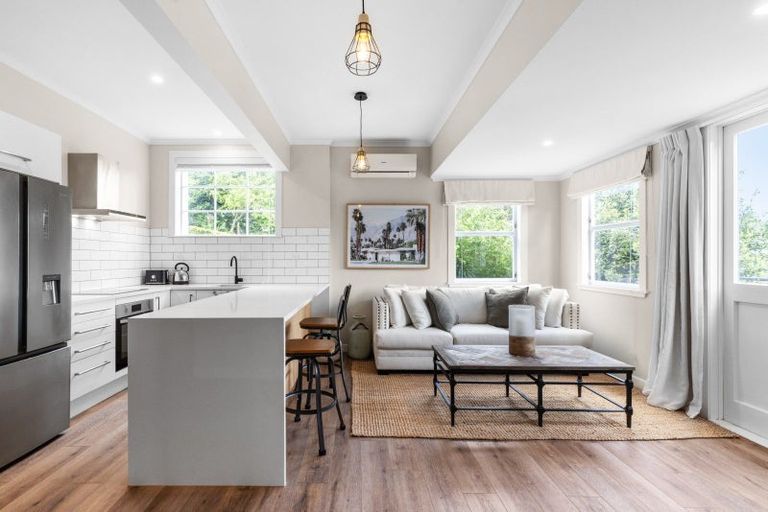 Photo of property in 10 Cobden Road, Bluff Hill, Napier, 4110