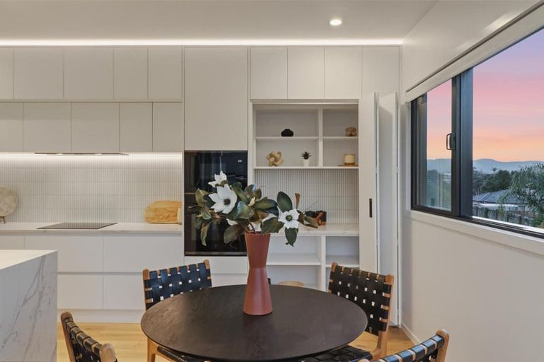 Photo of property in 85a Awaroa Road, Sunnyvale, Auckland, 0612