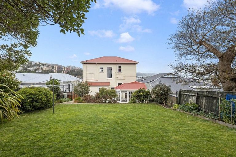 Photo of property in 17 Maarama Crescent, Aro Valley, Wellington, 6021