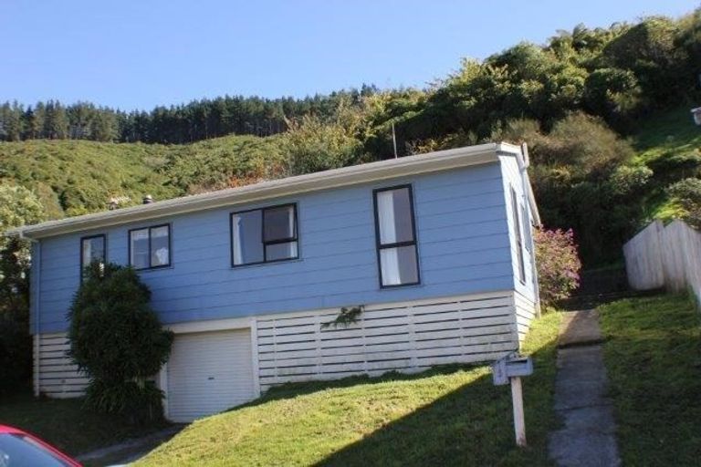 Photo of property in 5 Westra View, Tawa, Wellington, 5028