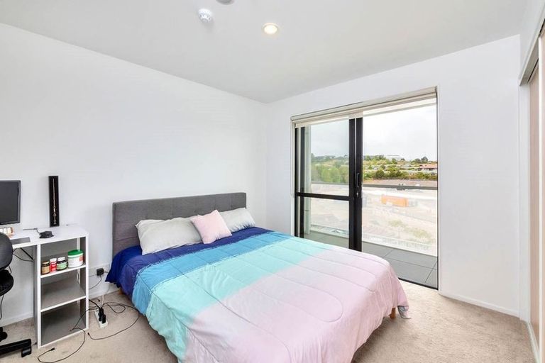 Photo of property in Apollo Apartments, 201/46 Rosedale Road, Rosedale, Auckland, 0632