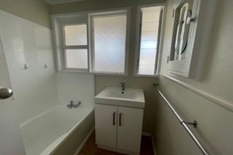 Photo of property in 1/47 Luckens Road, West Harbour, Auckland, 0618