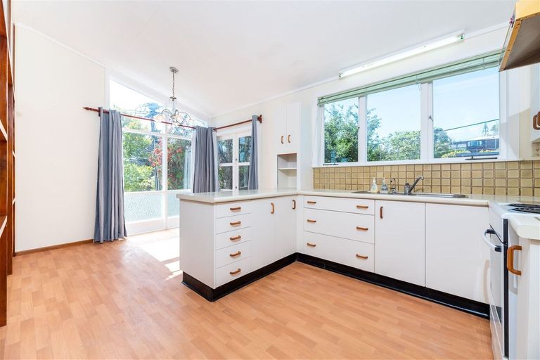 Photo of property in 41 Sunnyside Road, Sunnyvale, Auckland, 0612