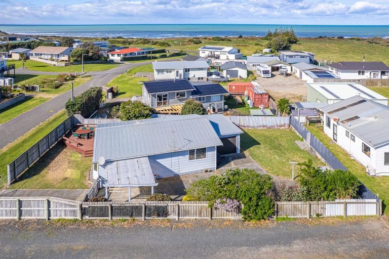 Photo of property in 25 Nukumaru Parade, Waiinu Beach, Whanganui, 4588