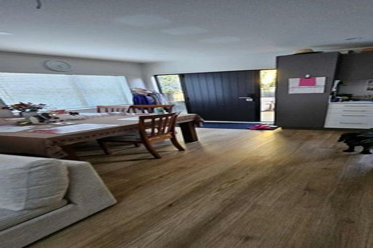 Photo of property in 2/99 Konini Road, Titirangi, Auckland, 0604