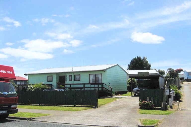 Photo of property in 2/4 Maplesden Drive, Clendon Park, Auckland, 2103