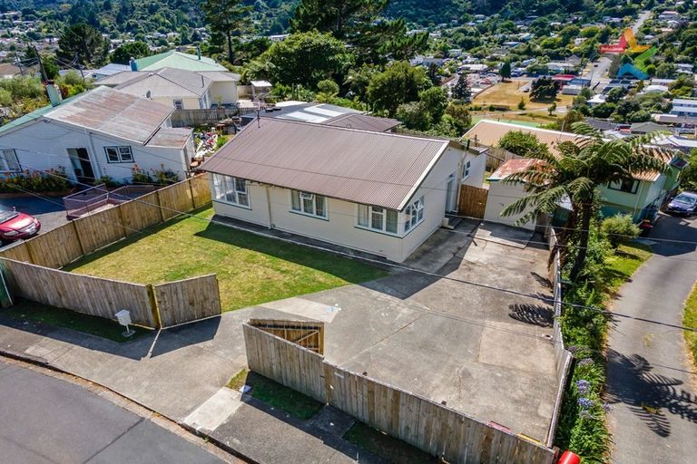 Photo of property in 43 August Street, Stokes Valley, Lower Hutt, 5019