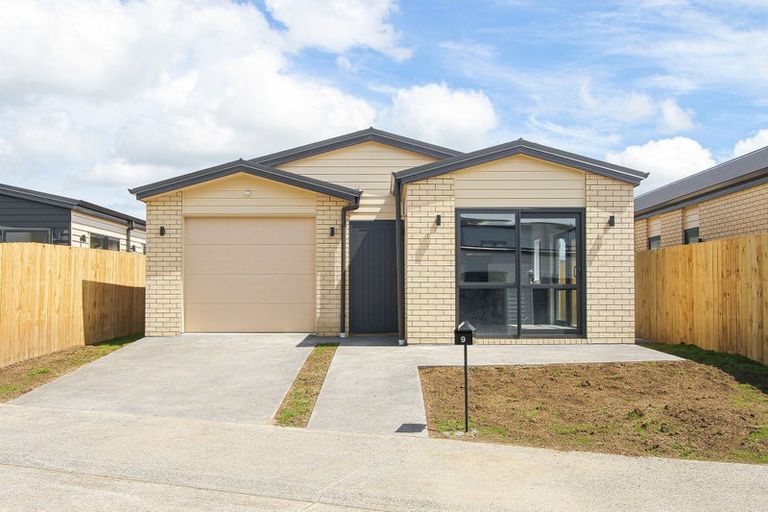 Photo of property in 9 Poutawa Lane, Clarks Beach, 2122