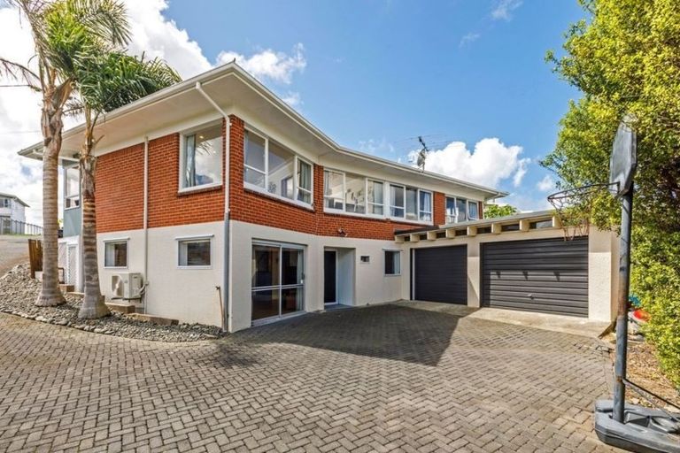 Photo of property in 2/83a Pupuke Road, Northcote, Auckland, 0627