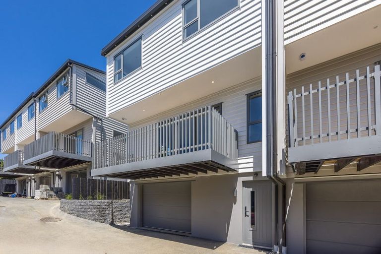 Photo of property in 3/94 Target Road, Totara Vale, Auckland, 0629