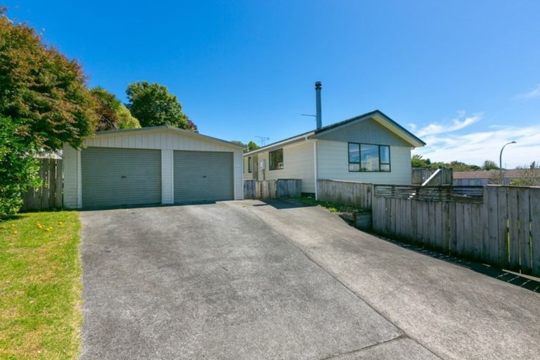Photo of property in 43 Riversdale Drive, Merrilands, New Plymouth, 4312