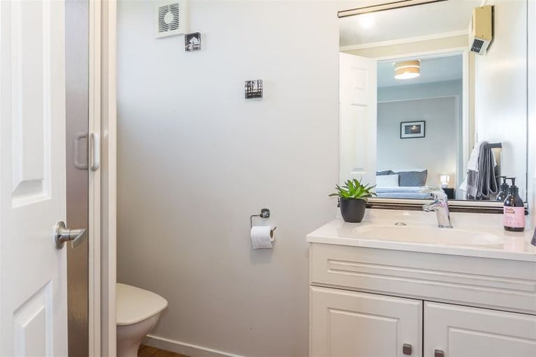 Photo of property in 2 Saunders Close, Whitby, Porirua, 5024