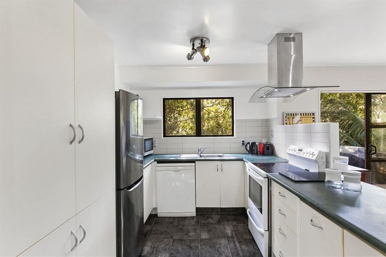 Photo of property in 18 Valecrest Place, Bayview, Auckland, 0629