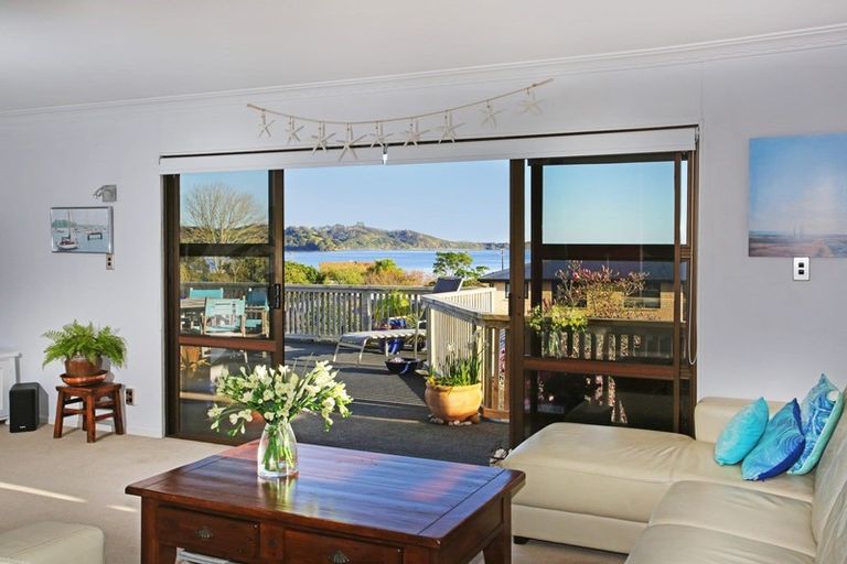 Photo of property in 8 Cottonwood Place, Kawakawa Bay, Papakura, 2585