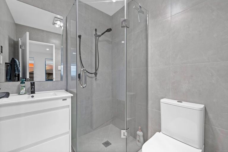 Photo of property in 5/1a Royal View Road, Te Atatu South, Auckland, 0610