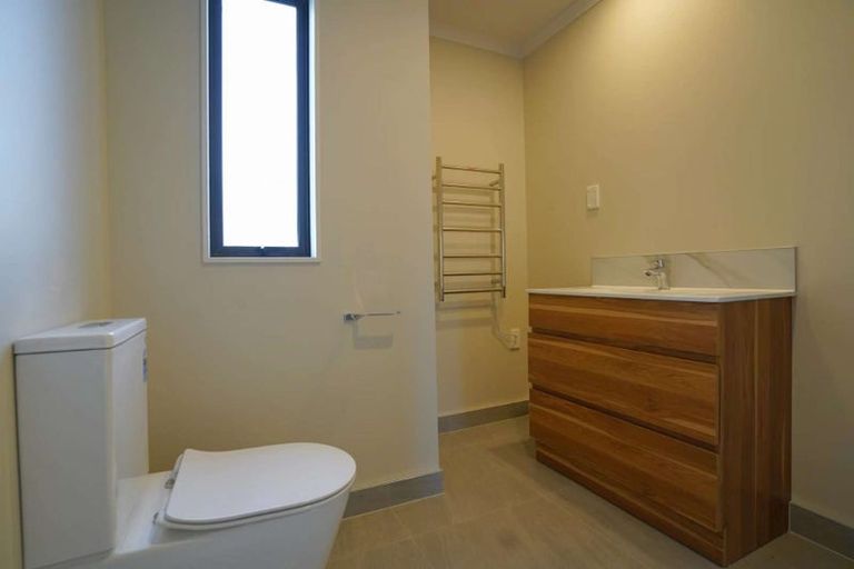 Photo of property in 10e Roberts Road, Te Atatu South, Auckland, 0610