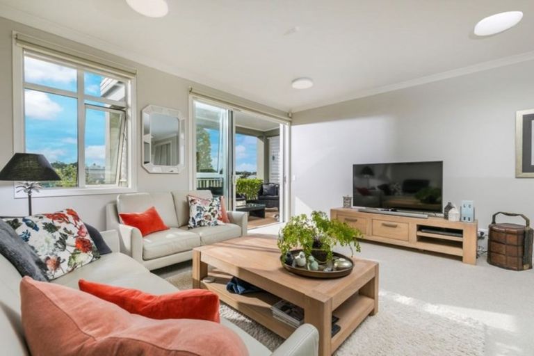 Photo of property in 6 Rewa Rewa Lane, Orewa, 0931