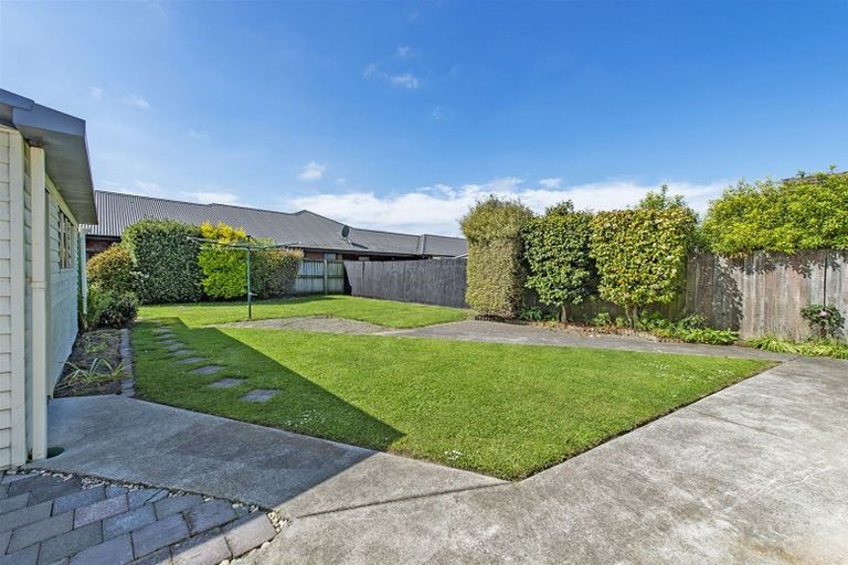 Photo of property in 33 Farquhars Road, Redwood, Christchurch, 8051