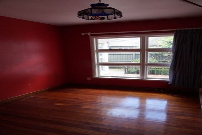 Photo of property in 215 Memorial Avenue, Burnside, Christchurch, 8053