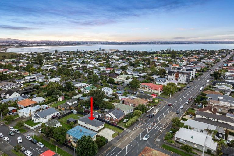 Photo of property in 70 Point Chevalier Road, Point Chevalier, Auckland, 1022