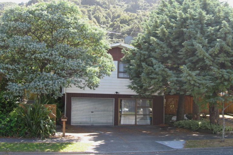 Photo of property in 27 Hartford Crescent, Totara Park, Upper Hutt, 5018