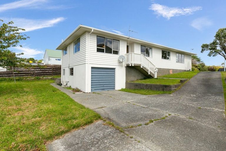 Photo of property in 10a Kingsbridge Place, Newlands, Wellington, 6037