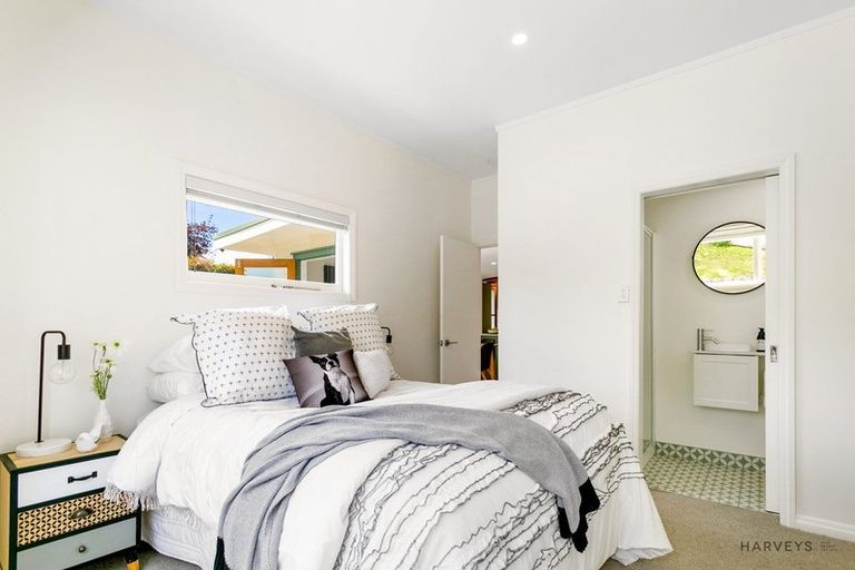 Photo of property in 16 Harrybrook Road, Green Bay, Auckland, 0604