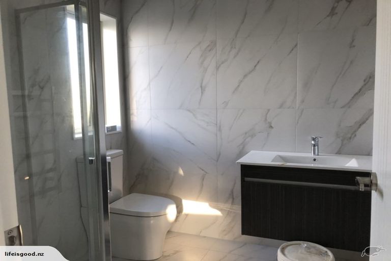 Photo of property in 5a Taurus Crescent, Beach Haven, Auckland, 0626