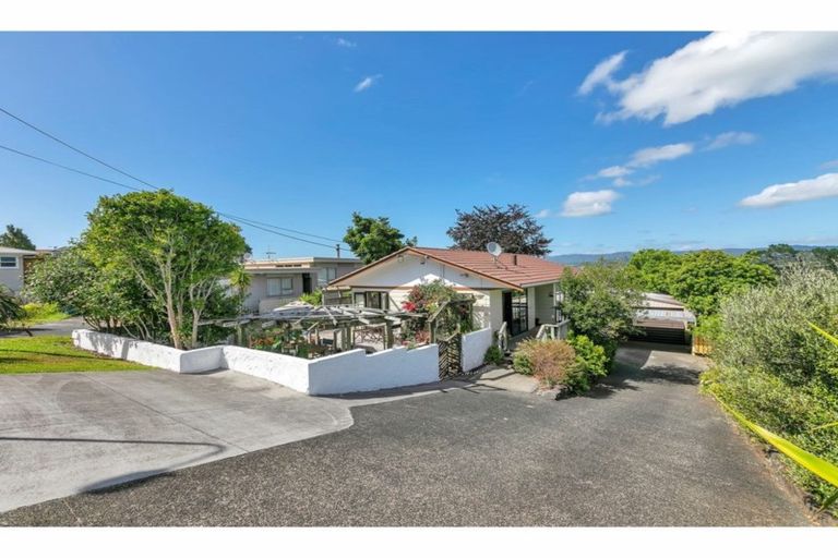 Photo of property in 4 Chamberlain Road, Massey, Auckland, 0614