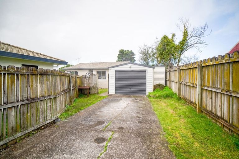 Photo of property in 2/73 Etherton Drive, Weymouth, Auckland, 2103