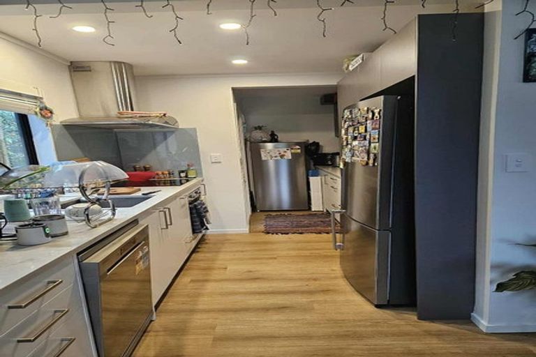 Photo of property in 2/99 Konini Road, Titirangi, Auckland, 0604