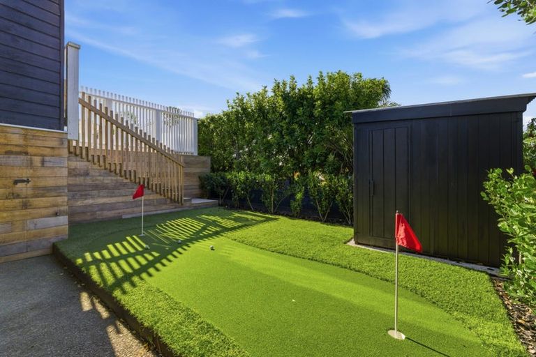 Photo of property in 2/11 Seaview Road, Castor Bay, Auckland, 0620