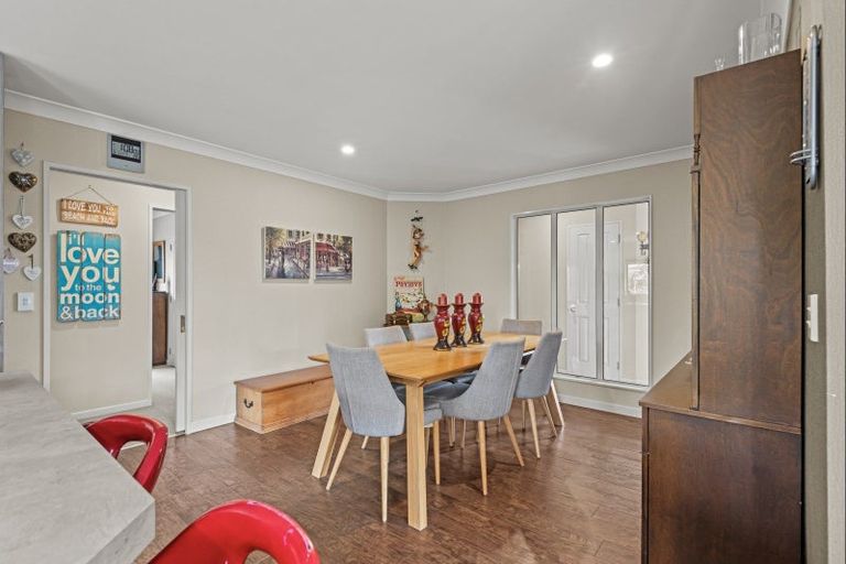 Photo of property in 9 Rosebank Avenue, Kelvin Grove, Palmerston North, 4414